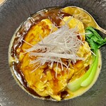 かつぎや - ソースは片栗粉で綴じた醤油餡と白胡麻餡　どちらも抜群に美味くて甲乙付け難い