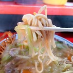 新ちゃん - かたい焼そば　麺具野菜リフト