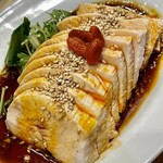 かつぎや - よだれ鶏はムネ肉ですがしっかり漬かっていてジューシーです