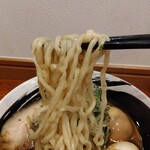 俺の中華たなか家 - 麺リフト⤴️ 自家製太麺に醤油スープがシッカリ絡んできます♬