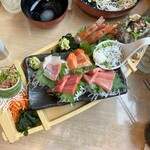 とびっちょ - 刺身盛り合わせ。4000円程度。