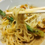 蔵出し醸造味噌ラーメン えんまる - 麺アップ。濃厚クリームソースがよく絡みます。ただ、皆さんの口コミにも多いよう、もう少し固めの方が好みです(⁠◡⁠ ⁠ω⁠ ⁠◡⁠)