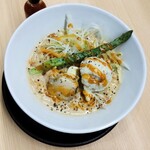 kuradashijouzoumisora-menemmaru - クリーミー帆立味噌ラーメン1030円。真上から。大きな帆立、マッシュポテト、アスパラ、ネギ、バターがトッピング✨