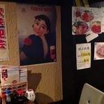 Isago Sakaba - 店内にはレトロなポスターが有りほっとできる雰囲気◎