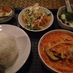 タイレストラン ブアールアン - ゲーンペッガイ（鶏肉入りレッドカレー） ¥750