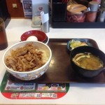 Sukiya - 今日の昼御飯は、牛肉と三点セットをいただきました。