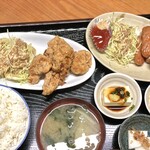 サウナしきじ - 「唐揚げ定食」とウィンナー炒め