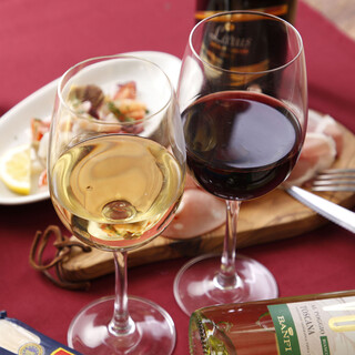 イタリアを中心に、世界のワインを多数揃えております。