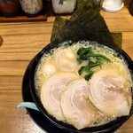 Yokohama Iekei Ramen Haruyoshiya - MAXラーメン　1050円。
      2ヶ月で60円の値上げw