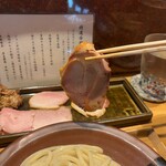 中華蕎麦 とみ田 - チャーシューリフト。