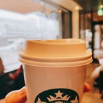 スターバックス・コーヒー - ストロベリーティーラテのアップ