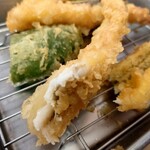 Tempura Fuji - この穴子は美味い。
                        表面はサクサクなのに、身はジューシー。
                        合格です。