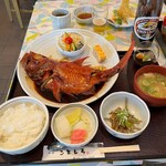 和食 ことしろ - ■金目鯛煮つけセット 半身￥2,420…肉厚で、身はふっくら。濃いめの煮汁に、脂ののった金目鯛は本当に旨い。ご飯を半分残し、煮汁をかけ、美味しくいただいた。残った煮汁は、炊き込みご飯用に持って帰りたかった。玉子焼きも美味しかった。