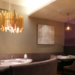 BIKiNi SIS - 落ち着くコーナーのテーブル