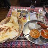 インドネパール料理　ミトチャ - 料理写真:■スペシャルランチセット（２種類選べるカレー、ナン、ライス、サラダ、タンドリーチキン、ソフトドリンク）￥1,300…おすすめのバターチキンとシーフードを選択。辛さは３（５でもよかった）。バターチキンは、乳製品・トマト・鶏の旨味が味わえ、シーフードは、酸味が効いたカレー。ナンは大きいので、ハーフサイズをおかわり。ドリンクはラッシーを選択。酸味・甘みとも濃厚であった。