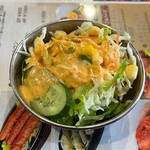 インドネパール料理　ミトチャ - ■スペシャルランチセット（２種類選べるカレー、ナン、ライス、サラダ、タンドリーチキン、ソフトドリンク）￥1,300…おすすめのバターチキンとシーフードを選択。辛さは３（５でもよかった）。バターチキンは、乳製品・トマト・鶏の旨味が味わえ、シーフードは、酸味が効いたカレー。ナンは大きいので、ハーフサイズをおかわり。ドリンクはラッシーを選択。酸味・甘みとも濃厚であった。