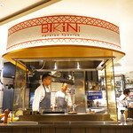 BIKiNi SIS - カウンターの奥にテーブル席