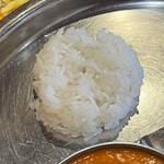 インドネパール料理　ミトチャ - ■スペシャルランチセット（２種類選べるカレー、ナン、ライス、サラダ、タンドリーチキン、ソフトドリンク）￥1,300…おすすめのバターチキンとシーフードを選択。辛さは３（５でもよかった）。バターチキンは、乳製品・トマト・鶏の旨味が味わえ、シーフードは、酸味が効いたカレー。ナンは大きいので、ハーフサイズをおかわり。ドリンクはラッシーを選択。酸味・甘みとも濃厚であった。