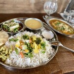 スパイス・ツリー - 今回のプレートの全容　マトンのキーマと牡蠣のカレー　2種だが、牡蠣は別皿で提供