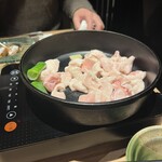 おさ亭 - 皮で脂を出します