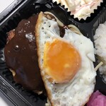 キッチンレタス - おかずは、ハンバーグ、目玉焼き、揚げ餃子