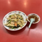 上海亭 - 五目焼そばとスープ。