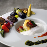 真鯛と黒あわび茸と朝恋トマトとブロッコリーの焦がしバターソテー