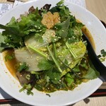 烏蝿館 - 冒菜（マオツァイ）（麻辣赤スープ、牛バラ、ブロッコリー、厚揚げ、レンコン、キクラゲ、ミニ白菜）