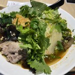 烏蝿館 - 冒菜（別アングル）（麻辣赤スープ、牛バラ、ブロッコリー、厚揚げ、レンコン、キクラゲ、ミニ白菜）