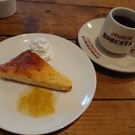 かおりカフェ - ヨーグルトケーキ柚子ソース＆ホイップクリーム添え＆ホットコーヒー