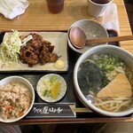 うどん屋 山善 - 日替りの鶏の甘辛揚げ　温きつねわかめうどん