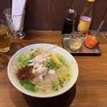 まるカフェ - 鶏むね・レタスのフォー