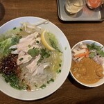 まるカフェ - 鶏むね・レタスのフォー&チキンとさつま芋のココナッツカレー