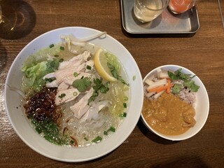 Maru Kafe - 鶏むね・レタスのフォー&チキンとさつま芋のココナッツカレー