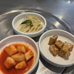 Chuncheon takku karubi - サービスのパンチャン　カクテキ　もやしナムル　厚揚げの煮物