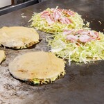 お好み焼き かわ田 - 次々お客さんが来て鉄板いっぱいに。