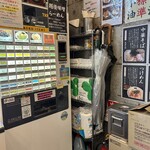 Ramen Jun - 券売機の横に紙エプロンや髪ゴムが用意してくれてます