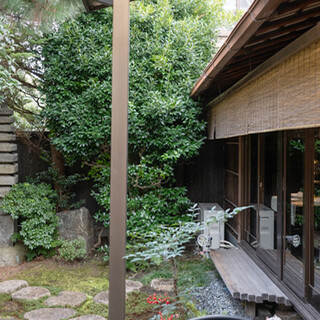 请在残留着昭和初期风情的庭院里，欣赏四季不同的景色。