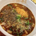 百麺 - ニンニクチップと胡椒をたっぷりポン