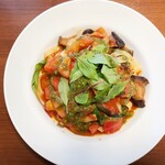 クラッカ イタリアン - 活〆鰻と揚げ茄子、青菜のトマトソース和えフィットチーネ 仕上げにバジルソースがけ