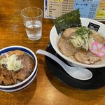 SHIN8 - 背脂塩らーめん(クーポンチャーシュー増し)とチャーシュー丼