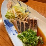 鰆タタキ　ニンニクの効いたタレに茗荷と白菜、ネギ