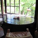 茶房 天井棧敷 - 窓側のテーブル