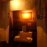 串タロー - 暖簾で仕切った半個室。２室のみ。