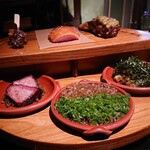 POTONG - 鴨の脳のロースト、クリスピー鴨、十三日間五スパイス熟成鴨、鴨の脚、焼き茄子、ハウス漬物、キャベツの漬物、カイラン、クリスピー葉