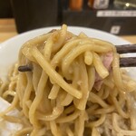 煮干らーめん 川むら - まぜまぜ後の麵リフト