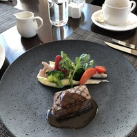 オールデイダイニング セリーズ - 新潟産サーロイングリル、北陸野菜とマッシュポテト、石川県産日本酒を使ったグレイビーソース