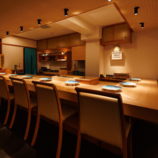 扉を開けると上質な檜のカウンター席をご用意しております