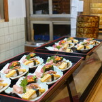 寿司・うなぎ 羽子吾 - 宴会のお客さんの握りが出番を待っています