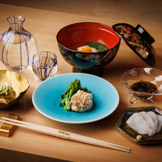手握寿司和单品料理交替出现，充满独创性的风格